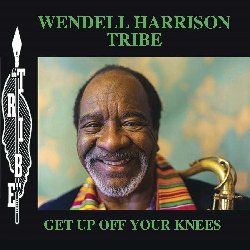 HARRISON WENDELL :  GET UP OFF YOUR KNEES  (PURE PLEASURE)

Per tutta la sua ultra cinquantennale carriera, il sassofonista americano Wendell Harrison ha sempre scelto di avere una completa autonomia. Oltre ad essere una leggenda della scena jazz di Detroit e fare da mentore a musicisti emergenti attraverso la sua organizzazione noprofit Rebirth Inc., negli anni '70 Harrison ha anche fondato l'etichetta Tribe Records, creatrice di una rivista e di molti dischi diventati dei veri classici. Con Get Up Off Your Knees il musicista americano ha continuato a portare avanti l'eredit della Tribe Records e questa volta lo fa con un gruppo di musicisti jazz emergenti della Motor City tra i quali il batterista Louis M. Jones III, il trombettista Trunino Lowe e il chitarrista Jacob Schwantz. Il disco della Wendell Harrison Tribe  molto ricco e comprende composizioni originali di Harrison contenenti elementi r&b, soul e suggestioni provenienti dalla musica africana, il tutto visto attraverso la lente del jazz. In Siera e Samoulen Khale Yi, opere scritte dal cantante e contrabbassista Pathe Jassi, Harrison rende omaggio alla cultura della Guinea-Bissau e del Senegal. Anche in Educators si trovano sfumature africane che prendono forma nelle potenti percussioni che accompagnano la sublime performance di Harrison al clarinetto basso e clarinetto. Qualsiasi amante del jazz sar rapito da Get Up Off Your Knees, ma lo scopo principale di Harrison nella realizzazione di questo album non era affascinare, quanto incoraggiare le nuove generazioni a mettere l'istruzione al primo posto e creare consapevolezza sociale. Nella title track spicca la determinazione della cantante Miche Braden che  ancora una volta evidente in Revolution, un'originale versione di The Revolution Will Not Be Televised di Gil Scott-Heron, impreziosita e resa ancora pi attuale dai versi del poeta Reverendo Mbiyu Chui.