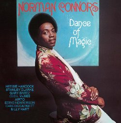 CONNORS NORMAN :  DANCE OF MAGIC  (PURE PLEASURE)

Norman Connors, classe 1947, un batterista, arrangiatore, compositore e produttore jazz statunitense che ha profondamente influenzato numerosi gruppi jazz e r&b. Dance of Magic, disco originariamente pubblicato nel 1973, vede insieme dei veri titani della fusion come Eddie Henderson (tromba), Stanley Clarke (basso) e Herbie Hancock (pianoforte) oltre a Gary Bartz (sax), Cecil McBee (basso), Airto Moreira (percussioni), Billy Hart (percussioni) e molti altri eccellenti musicisti. Dance of Magic, disco in cui  possibile apprezzare tutto quello che il batterista Norman Connors ha imparato al servizio di Pharoah Sanders, Sam Rivers e Sun Ra, riunisce ritmi latini, trame elettroniche e misticismo cosmico, dando vita a un funk-jazz aconfessionale e allo stesso tempo profondamente spirituale. La titletrack di 21 minuti copre l'intera prima met del disco, catturando una jam session monumentale che esplora i limiti esterni dell'improvvisazione libera senza mai superare il punto di non ritorno con la batteria furiosa di Connors che, come una scia di briciole, riporta a casa i suoi collaboratori. Le restanti tre tracce sono di dimensioni pi ridotte rispetto a Dance of Magic, ma non per questo meno epiche e il brano di chiusura Give the Drummer Some ha davvero una grinta fuori dal comune.