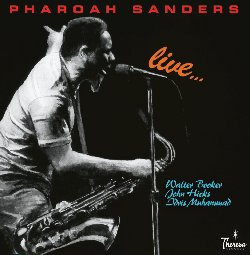 SANDERS PHAROAH :  LIVE...  (PURE PLEASURE)

Nel doppio Live..., Pharoah Sanders (1940-2022) al sax tenore si esibisce in quartetto con il pianista John Hicks, il bassista Walter Booker e il batterista Idris Muhammad. La formazione esegue Easy to Remember di Lorenz Hart e Richard Rodgers, oltre ad alcuni potenti originali di Sanders ossia You've Got to Have Freedom, Blues for Santa Cruz, Pharomba e Doktor Pitt. La musicalit  di altissimo livello e, sebbene Sanders non faccia stridere il suo strumento tanto quanto si potrebbe sperare (l'influenza di Trane  stata particolarmente forte durante questo periodo relativamente dolce),  sicuramente in ottima forma. Registrato al Maiden Voyage di Los Angeles e al Kuumbwa Jazz Center di Santa Cruz, in California e proposto originariamente dall'etichetta Theresa nel 1982, Live...  un disco imperdibile in cui quattro musicisti di livello mondiale, all'apice della loro carriera, si confrontano l'uno con l'altro dando vita a un vortice di musica jazz davvero irresistibile!