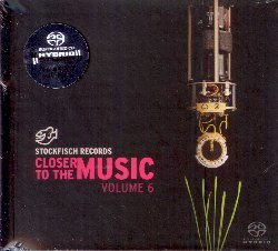 VARIOUS :  CLOSER TO THE MUSIC VOL. 6 (SACD)  (STOCKFISCH)

Otto anni dopo la pubblicazione della compilation Closer to the Music Vol. 5, casa Stockfisch presenta il nuovo volume della popolare serie. Closer to the Music Vol. 6 non solo mostra in copertina un nuovo microfono, ma offre anche pi di 70 minuti di musica di alcuni degli artisti pubblicati nel corso degli anni dalla prestigiosa etichetta, oltre a qualche nuovo acquisto. Closer to the Music Vol. 6 si apre con la meravigliosa voce del compositore e cantante irlandese Brian Flanagan con la commovente canzone Flowers in the Window. Immortal  interpretata da Steve Folk, un nuovo artista Stockfisch che per timbro vocale e modalit di scrittura ricorda molto Flanagan. Sebbene Reg Meuross sia attivo da decenni, questa  la sua prima esperienza con Stockfisch: il cantante folk inglese propone Jealous, un pezzo che lascia nel cuore dell'ascoltatore una calda sensazione di appagamento. Un'altra nuova aggiunta al catalogo Stockfisch  l'artista irlandese Ian Smith, un narratore con grandi capacit affabulatorie. Non mancano poi musicisti storici dell'etichetta come il virtuoso chitarrista Jens Kommnick con il suo primo album solista Stringed e Werner Lammerhirt che, poco prima di lasciare questa terra, ha registrato il suo ultimo album, Katja Werker, Anne Clark, Chris Jones, Charlie Carl, Ranagri, Steve Strauss, David Roth, Paul Stephenson e naturalmente l'eccellente Bassface Swing Trio. La tracklist comprende anche un brano in anteprima tratto dal prossimo disco di Allan Taylor The Road Well Travelled, cantata con il giovane danese Jacob Dinesen.