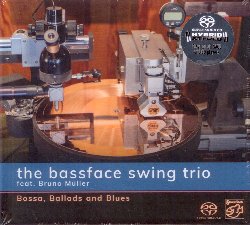 BASSFACE SWING TRIO feat. MULLER BRUNO :  BOSSA, BALLADS AND BLUES (SACD)  (STOCKFISCH)

Leggera come una piuma e allo stesso tempo ben radicata nella terra, ariosa e rilassata: così è la musica di Bossa, Ballads and Blues, il nuovo album di The Bassface Swing Trio. Con il suo basso Jan-Philippe Wadle crea sonorità impalpabili come le nuvole, Florian Hermann suona la batteria in modo avvincente e Thilo Wagner è strepitoso al nobile pianoforte a coda Fazioli. Per questo nuovo progetto il trio ha voluto con sé Bruno Muller, uno dei migliori chitarristi dell'attuale scena jazz tedesca. E ne è valsa la pena! Che si tratti di suonare il giocoso standard Stardust, la rilassata bossa di Estate, la ballata sognante The Shadow Of Your Smile o il blues di Georgia on My Mind, il quartetto celebra questi classici della storia del jazz con disinvoltura e dolcezza, arricchendoli con profondità emotiva e un tocco di swing. La presenza di Muller, con il suono caldo del suo strumento e le sue abili improvvisazioni, si è rivelata essere una scelta davvero azzeccata. L'alto livello musicale di questi musicisti è dimostrato dal fatto che hanno scelto di registrare le tracce del disco dal vivo, con il sistema di masterizzazione analogico Neumann VMS-82 Direct Metal Mastering (DMM), garanzia di musica senza inganni e senza rete di sicurezza. In Bossa, Ballads and Blues gli ascoltatori possono dunque godere di una riproduzione davvero autentica delle sonorità degli strumenti, potendo quindi apprezzare al meglio la straordinaria capacità interpretativa dei quattro musicisti. Splendida musica con qualità audio mozzafiato.