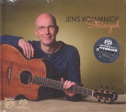 KOMMNICK JENS :  STRINGED (SACD)  (STOCKFISCH)

Le fiabe iniziano spesso con la formula 'c'era una volta'. Non  un caso che Jens Kommnick apra il suo nuovo album da solista, Stringed, con il pezzo Es war einmal (Once Upon a Time), composizione che rappresenta il magico preludio di un disco molto speciale. Nel libretto viene raccontata la toccante storia di un bambino che riceve un libro di canzoni da sua madre come regalo di compleanno, in modo che possa imparare a suonare la chitarra. Il ragazzo trova il coraggio di scrivere una lettera all'autore del volume e gli chiede un autografo. Quel ragazzo era Jens Kommnick e l'autore del libro era Reinhard Mey: i due sono diventati ottimi amici e Mey  l'autore delle note del libretto di Stringed nella cui tracklist Kommnick ha incluso una cover della canzone di Mey Lass nun ruhig los das Ruder. Eccellente chitarrista, Jens Kommnick ha sviluppato uno stile unico e inconfondibile a met strada tra 'chitarra celtica fingerstyle', classica, jazz e folk. L'inebriante The Humours of Stockfisch racconta il viaggio che ha portato il chitarrista nei leggendari Stockfisch Studios: il pezzo, nato in modo del tutto spontaneo, propone le straordinarie note della chitarra baritona suonata da Kommnick che solitamente imbraccia la sua Redwood, una chitarra costruita dal prestigioso marchio Lowden, con un tono caldo e brillante che trova una via diretta al cuore degli ascoltatori. Seguono la semplicit di The Bride's Wedding Dress / The Wedding Schottische, i toni gentili di Born an Angel, le svolte sorprendenti di Regenreise (The Journey of Rain), le corse mozzafiato di Ton Double Fisel / Gavotte Pour Soig e le toccanti emozioni che trasmettono The Empty House e Christophs Tanz (Christoph's Dance). Queste composizioni rendono chiaramente percepibile e udibile una cosa: quanto talento e quanto calore umano Kommnick metta nel suo lavoro.