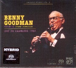 GOODMAN BENNY :  ANALOG PEARLS VOL. 5 - LIVE IN HAMBURG 1981 (2-SACD)  (STOCKFISCH)

Analog Pearls vol. 5 - Live in Hamburg 1981 propone uno degli ultimi concerti di Benny Goodman in Germania che si  tenuto per la serie Sunday Concerts della NDR. Oltre ad essere uno splendido doppio vinile da collezione per i fan della giovane tradizione swing americana, Analog Pearls vol. 5 - Live in Hamburg 1981  soprattutto un documento sonoro emozionante e persino toccante della performance di Goodman al Centro Congressi di Amburgo, realizzato da Guenter Pauler utilizzando un'attrezzatura di registrazione minima. Accompagnato da un quintetto di grandi musicisti, tra cui il violinista danese Svend Asmussen, scomparso nel 2017, ed il chitarrista belga Philip Catherine, le sonorit tradizionali del clarinetto di Goodman si uniscono al vibrante jazz europeo per creare un disco sorprendentemente accattivante. Goodman dimostra di avere la straordinaria capacit di creare momenti emozionanti nell'interpretazione di brani del canone jazz internazionale come After You've Gone ed il leggendario Sing, Sing, Sing. Sia in un intimo duetto con il violinista e vibrafonista Svend Asmussen, sia suonando Lady Be Good con l'intera band, il vecchio maestro lascia ai suoi colleghi pi giovani un ampio spazio per l'interpretazione individuale e riporta ancora il quintetto sulla pista da ballo dello swing americano degli anni '30. L'eredit di Goodman It's Easy To Remember, un uomo, un clarinetto, una melodia Una serata di swing estatico, immortalata in modo perfetto ed impressionante (Axel Janssen, Maggio 2020).