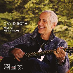 ROTH DAVID :  MEET YOU WHERE YOU ARE  (STOCKFISCH)

L'album Pearl Diver del 2004 ha segnato l'inizio di una collaborazione estremamente fruttuosa tra il poeta americano David Roth e Guenter Pauler della Stockfisch Records. Parlando del suo primo incontro con il cantautore di Chicago, Pauler ha detto: Sono rimasto colpito da come affronta argomenti molto diversi con un'intuizione sicura per poi trasformarli in opere d'arte. A 16 anni di distanza David Roth brilla ancora con il suo nuovo album, Meet You Where You Are, una raccolta di meravigliose canzoni di diversi periodi della vita dell'artista dal 1990 al 2018. Oltre al noto chitarrista folk tedesco Jens Kommnick, con cui Roth ha registrato in studio tutte le tracce di chitarra di base, in Meet You Where You Are sono anche intervenuti gli eccellenti Beo Brockhausen, Manfred Leuchter (fisarmonica), Hans-Joerg Maucksch (basso) e Lea Morris con la sua splendida voce.