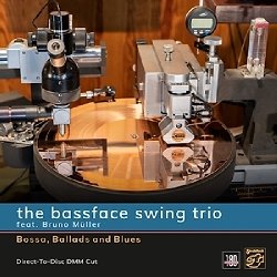 BASSFACE SWING TRIO feat. MULLER BRUNO :  BOSSA, BALLADS AND BLUES  (STOCKFISCH)

Leggera come una piuma e allo stesso tempo ben radicata nella terra, ariosa e rilassata: cos  la musica di Bossa, Ballads and Blues, il nuovo album di The Bassface Swing Trio. Con il suo basso Jan-Philippe Wadle crea sonorit impalpabili come le nuvole, Florian Hermann suona la batteria in modo avvincente e Thilo Wagner  strepitoso al nobile pianoforte a coda Fazioli. Per questo nuovo progetto il trio ha voluto con s Bruno Muller, uno dei migliori chitarristi dell'attuale scena jazz tedesca. E ne  valsa la pena! Che si tratti di suonare il giocoso standard Stardust, la rilassata bossa di Estate, la ballata sognante The Shadow Of Your Smile o il blues di Georgia on My Mind, il quartetto celebra questi classici della storia del jazz con disinvoltura e dolcezza, arricchendoli con profondit emotiva e un tocco di swing. La presenza di Muller, con il suono caldo del suo strumento e le sue abili improvvisazioni, si  rivelata essere una scelta davvero azzeccata. L'alto livello musicale di questi musicisti  dimostrato dal fatto che hanno scelto di registrare le tracce del disco dal vivo, con il sistema di masterizzazione analogico Neumann VMS-82 Direct Metal Mastering (DMM), garanzia di musica senza inganni e senza rete di sicurezza. In Bossa, Ballads and Blues gli ascoltatori possono dunque godere di una riproduzione davvero autentica delle sonorit degli strumenti, potendo quindi apprezzare al meglio la straordinaria capacit interpretativa dei quattro musicisti. Splendida musica con qualit audio mozzafiato.