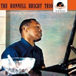 BRIGHT RONNELL :  THE RONNEL BRIGHT TRIO  (SAM RECORDS)

Il pianista Ronnell Bright era a Parigi per una semplice pausa durante il tour europeo che Sarah Vaughan stava facendo per rappresentare gli Stati Uniti all'Esposizione Universale di Bruxelles. The Ronnell Bright Trio propone la registrazione realizzata dall'etichetta francese Polydor nello Studio des Dames di Parigi il 5 giugno 1958. Ronnell Bright al pianoforte, Richard Davis al basso ed Art Morgan alla batteria regalano all'ascoltatore una session rilassante e gioiosa, con Bright che si concede completamente alla tastiera del suo strumento e suona in modo molto diverso rispetto a quando accompagna cantanti come Sarah Vaughan. The Ronnell Bright Trio  l'album adatto per conoscere le eccellenti doti da leader del pianista Ronnell Bright, molto apprezzato  come accompagnatore, ma poco apprezzato come solista.