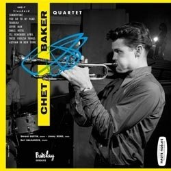 BAKER CHET :  CHET BAKER QUARTET  (SAM RECORDS)

Chet Baker Quartet, originariamente pubblicato su Barclay,  stato registrato allo Studio Pathe-Magellan di Parigi, luned 24 ottobre del 1955 dalle due alle nove di sera. A parte Jimmy Bond (basso), quel giorno al fianco di Chet Baker c'erano tutti musicisti nuovi: Peter Littman era tornato in America ed il suo posto era stato preso da Nils-Bertil 'Bert' Dahlander, un batterista svedese che aveva accompagnato Lars Gullin, mentre alle tastiere c'era un pianista quasi sconosciuto di nome Grard Gustin che aveva appena firmato un contratto con Eddie Barclay. Dato il contesto, il quartetto decise di suonare otto standards tra cui These Foolish Things, che  rimasto per un po' nel repertorio del quartetto. Il trombettista ha poi scelto cinque brani che esegue in questa occasione per la prima volta: There's a Small Hotel, Autumn In New York, Summertime, You Go To My Head, Tenderly. A questi vanno aggiunti I'll Remember April e Lover Man che aveva suonato meno di dieci giorni prima insieme a Lars Gullin e Dick Twardzik, quest'ultimo scomparso il 21 ottobre dello stesso anno. Per questo motivo l'intera sessione presentata in Chet Baker Qaurtet trasuda una tristezza che  impossibile ignorare, qualunque sia la scelta della melodia o del tempo e l'interpretazione di You Go To My Head  davvero da brividi.