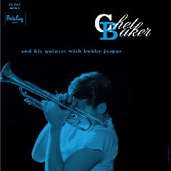 BAKER CHET :  CHET BAKER AND HIS QUINTET WITH BOBBY JASPAR  (SAM RECORDS)

In risposta a un'offerta di Nicole Barclay, Chet Baker arriv a Parigi all'inizio del settembre del 1955. Il 22, o forse il 23, firm un contratto per realizzare alcune registrazioni. Uscito dopo il ritorno del trombettista negli Stati Uniti, l'ultimo volume, Chet Baker and His Quintet with Bobby Jaspar,  stato registrato allo Studio Path-Magellan di Parigi, tra marted 25 ottobre del 1955 e il 10 febbraio del 1956 e, diversamente dai dischi precedenti, non era in alcun modo un concept-album, ma si accontentava di offrire una semplice panoramica dell'attivit artistica svolta da Baker durante il suo soggiorno parigino. Quando il trombettista americano  entrato per la prima volta nello Studio parigino, solo un membro del suo trio originale era ancora presente, il contrabbassista Jimmy Bond, mentre gli altri artisti al suo fianco erano Benny Vasseur (trombone), Jean Aldegon (sax alto), Armand Migiani (sax tenore), William Boucaya (sax baritono), Rene Urtreger (pianoforte) e Nils-Bertil Dahlander (batteria). In questa sessione in ottetto le doti melodiche di Chet furono amplificate da notevoli partiture scritte da Pierre Michelot, Chet e Dinah e Vline di Christian Chevalier, tre mini concerti molto amati dal trombettista. Il 28 novembre Chet torn nello stesso studio, questa volta con Raymond Fol al piano, Benoit Quersin al basso e Jean-Louis Viale alla batteria. Furono registrate due improvvisazioni: la prima era basata su uno standard del 1932 di Howard Dietz e Arthur Schwartz, Alone Together, mentre la seconda su Exitu's, una composizione scritta da uno degli amici di Baker, Phil Urso. Il 26 dicembre del 1955 Chet si esib in quintetto con Bobby Jaspar (sax tenore), Rene Urtreger (pianoforte), Benoit Quersin (contrabbasso) e Jean-Louis Viale (batteria). Queste performance sono tra le pi belle che Chet abbia realizzato in questo periodo, insieme a Chekeetah, o Chik-Etah, e How about You?. Per rispettare i tanti impegni lavorativi, Baker dovette mettere insieme una band stabile e come pianista scelse Raph Schecroun, in seguito noto come Errol Parker, pi avanti sostituito da Francy Boland, che insieme a Eddie de Haas al basso, Charles Saudrais alla batteria e Jean-Louis Chautemps al sax tenore furono al fianco del trombettista per l'ultima registrazione del 10 febbraio del 1956. Tasty Puddin'g di Al Cohn e Anticipated Blues, uno dei rari pezzi che Chet sosteneva di aver scritto, sono parte del repertorio suonato da quest'ultima formazione, due opere che spinsero Pierre Michelot a dire: Con mezzi del tutto ordinari, Chet  riuscito a suonare frasi di straordinaria bellezza con semplicit e chiarezza.