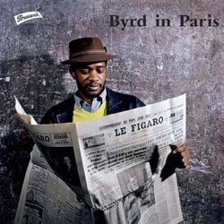 BYRD DONALD :  BYRD IN PARIS  (SAM RECORDS)

La consacrazione definitiva del Donald Byrd Quintet in Europa avvenne grazie a uno strepitoso concerto a Parigi che riscosse l'entusiastico consenso di pubblico e critica. Finalmente era arrivato l'hard bop anche nel vecchio continente! Anche alla sua prima apparizione in Francia, nel luglio del '58 al Festival di Cannes, il Donald Byrd Quintet, i cui membri erano quasi degli sconosciuti per il pubblico, ottenne un grande successo. I francesi sapevano che il leader aveva sostituito Kenny Dorham nei Jazz Messengers, che Doug Watkins era il bassista dei Messengers e che il pianista Walter Davis Jr. aveva ancora solo 18 anni quando suon con Charlie Parker. Quanto al batterista Art Taylor, sebbene fosse pi noto dei suoi colleghi, godeva di una fama limitata ad una ristretta cerchia di conoscitori. Solo il sassofonista e flautista Bobby Jaspar, che si era fatto conoscere al Club St. Germain, era famoso tra il pubblico francese: all'inizio del 1956 aveva deciso di tentare la fortuna negli Stati Uniti dove venne ingaggiato da J.J. Johnson e Miles Davis prima che Donald Byrd lo portasse nel suo gruppo con il quale intraprese un fruttuoso un tour in Europa. Questa tourne vide il suo culmine al teatro Olympia durante uno dei suoi famosi 'Jazz Wednesdays'. Byrd e la sua band si sono sforzati di non deludere un pubblico parigino che sapevano essere particolarmente volubile e hanno astutamente offerto un programma piuttosto variegato per incontrare il gusto della maggioranza degli spettatori. La complicit che univa la sezione ritmica composta da Walter Davis Jr. (pianoforte), Doug Watkins (contrabbasso) e Art Taylor (batteria)  molto evidente nel pezzo Ray's Idea. Da parte sua Donald Byrd, senza farsi intimorire dal pubblico, offre brillanti invenzioni alla tromba, facendo la parte del leone su un tema che in quel periodo era molto di moda, Dear Old Stockholm, adattato da una canzone tradizionale svedese. In Flute Blues, Bobby Jaspar (flauto e sax tenore) dimostra di essere un eccellente flautista, mentre in Paul's Pal dichiara di essere un profondo estimatore del sax tenore di Sonny Rollins. Gli spettatori dell'Olympia risposero con fragorosi applausi alla performance: d'altronde in quale altro modo avrebbero potuto reagire di fronte all'energia che la band mise in campo nell'interpretazione di The Blues Walk? Probabilmente lo stesso entusiasmo sorprender anche tutti coloro che, a distanza di oltre cinquant'anni, si godranno quello stesso concerto grazie all'eccellente qualit audio del disco Byrd in Paris.