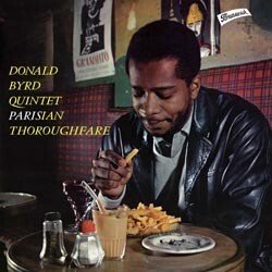 BYRD DONALD :  PARISIAN THOROUGHFARE  (SAM RECORDS)

Nel 1958 si leggeva sulla rivista Jazz Hot: Rivelazione alla Chat Qui Peche. Lo spirito del jazz (che alcuni pensavano stesse morendo) brilla di vita nel Donald Byrd Quintet. E infatti, alla sua prima apparizione al Festival di Cannes del luglio dello stesso anno, il quintetto di Donald Byrd fece rimanere tutti a bocca aperta, anche se, a dire il vero, i suoi membri non erano di certo delle personalit di spicco del panorama jazz dell'epoca. La gente sapeva vagamente che il leader aveva sostituito Kenny Dorham nei Jazz Messengers, che Doug Watkins aveva suonato il basso con loro e che il pianista Walter Davis Jr. aveva collaborato con Charlie Parker quando non era ancora diciannovenne. Quanto al batterista Art Taylor, sebbene fosse pi noto dei suoi colleghi, godeva di una fama limitata ad una ristretta cerchia di conoscitori. Solo il sassofonista e flautista Bobby Jaspar, che si era fatto conoscere al Club St. Germain, era famoso tra il pubblico francese: all'inizio del 1956 aveva deciso di tentare la fortuna negli Stati Uniti dove venne ingaggiato da J.J. Johnson e Miles Davis prima che Donald Byrd lo portasse nel suo gruppo. Dopo essersi esibito a Cannes ed al Knokke-le-Zoute per quasi tre mesi, il Donald Byrd Quintet  approdato in uno dei migliori locali jazz della capitale, il Chat Qui Peche. A coronamento di un tour che era stato estremamente soddisfacente per tutti, fu organizzato un concerto al teatro Olympia. Byrd ed i suoi musicisti presero le cose molto seriamente, anche se conservavano l'approccio rilassato che la loro relativamente lunga collaborazione permetteva. La Marsigliese e And The Angels Sing, interpretate da tromba e sax, sono entrambi presenti nell'introduzione di Parisian Thoroughfare. In Stardust Donald Byrd improvvisa con il sostegno fornito solo da Walter Davis Jr. e Doug Watkins. Bobby Jaspar da parte sua ammalia il pubblico: se da un lato si dimostrava vicino allo stile di Sonny Rollins, dall'altro conservava ancora intatta quella sobriet che gli impediva di cadere nella trappola di suonare torrenti di note in brani eseguiti a ritmo serrato come At This Time. Quanto alla complicit che regnava tra i componenti della sezione ritmica, questa conferiva alla formazione un carattere omogeneo che era difficile trovare in un quintetto. Ora, a pi di mezzo secolo di distanza dalla pubblicazione del disco, non si pu che essere d'accordo con il critico di Jazz Magazine che scrisse del quintetto: L'unica cosa che gli mancava (...) era la consacrazione che solo un grande concerto a Parigi avrebbe portato. Hanno vinto quell'ultima battaglia con un brio sbalorditivo davanti ad un pubblico di intenditori. C'erano molti l che pensavano che il jazz moderno non fosse mai stato cos ben interpretato a Parigi.