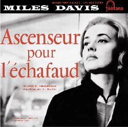 DAVIS MILES :  ASCENSEUR POUR L'ECHAFAUD (10'' EDITION)  (SAM RECORDS)

Nel 1957, Miles Davis era a Parigi per un ingaggio al Club Saint-Germain e un meraviglioso concerto all'Olympia Theatre. In questo periodo venne in contatto con molti membri del moderno ambiente culturale esistenzialista del quartiere di Saint-Germain-des-Pres come il regista Louis Malle che aveva appena finito il suo primo film intitolato Ascenseur pour l'echafaud. Jean-Paul Rappeneau, all'epoca appassionato di jazz e assistente di Louis Malle, sugger di chiedere a Miles Davis di creare le musiche per il film. Fu organizzata una proiezione privata del film in cui Malle spieg al musicista che non voleva la classica registrazione di una colonna sonora, ma una vera seduta d'improvvisazione, una jam session. La sera del 4 dicembre 1957, Davis port allo studio di registrazione Le Poste Parisien tre jazzisti francesi, Barney Wilen (sax tenore), Ren Urtreger (pianoforte) e Pierre Michelot (basso) e il suo connazionale americano Kenny Clarke (batteria), a cui aveva dato solo alcune rudimentali sequenze armoniche che aveva realizzato nella sua camera d'albergo. Le registrazioni contenute in Ascenseur pour l'echafaud sono state realizzate di notte in un'atmosfera molto informale e sono il frutto di un armonioso lavoro di squadra tra tutti i musicisti. Alla fine del 1959 la Columbia incluse la colonna sonora di Ascenseur pour l'echafaud nella prima facciata dell'album Jazz Track distribuito nel mercato americano. Nel secondo lato furono inseriti tre brani inediti registrati da Davis nel maggio del 1958 con il suo sestetto in cui all'epoca militavano Bill Evans, John Coltrane e Cannonball Adderley. L'album della Columbia ottenne una nomination ai Grammy del 1960 come Best Jazz Performance, Solo or Small Group. Un vero grande classico riproposto nella versione 10 come l'edizione originale a suo tempo pubblicata su Fontana.