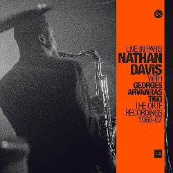 DAVIS NATHAN / ARVANITAS GEORGES :  LIVE IN PARIS - THE ORTF RECORDINGS 1966-1967  (SAM RECORDS)

Lo stile non  scontato. Non molti musicisti raggiungono un livello di personalit artistica tale da poter essere riconosciuti inequivocabilmente. Ci vogliono carattere, radici, onest, sentimento. Nathan Davis aveva stile. La sua tonalit al sax tenore era unica. Cos come lo era il suono del suo sax soprano e il suo unico approccio al flauto. Il suo mondo musicale era altrettanto originale e non conosceva confini. Questo concerto di Parigi  la prova udibile che come interprete, con il suo fraseggio fluido, l'articolazione caratteristica, il registro basso in piena espansione e la ricca espressivit alimentata da una spinta eccezionale e da una furiosa inventiva, Nathan Davis letteralmente brucia! Queste sessioni dal vivo dimostrano l'immensa creativit con cui Nathan costruiva i suoi assoli: senza eccessi, intrecciando frasi distintive e riff con ardore e passione. Con una sorta di risonanza al centro del suono acuto e caldo del suo strumento, Nathan Davis  stato un artista molto originale, appartenente a un'epoca in cui avere un suono distinto era come possedere il Sacro Graal dell'arte jazz. Harold Land, Jimmy Heath, John Gilmore, Paul Gonsalves, Charlie Rouse, George Coleman, Booker Ervin, Clifford Jordan... Il jazz  fatto di tali giganti e Nathan Davis era uno di loro (Jean Szlamowicz). Con una tracklist che comprende in gran parte originali del sassofonista americano, Live in Paris - The ORTF Recordings 1966-1967  un prezioso triplo album in cui Davis, naturalmente al sax,  affiancato da grandi interpreti come Georges Arvanitas (pianoforte e organo), Jack Dieval (pianoforte), Jacky Samson e Jacques Hess (basso), Charles Saudrais e Franco Manzecchi (batteria).