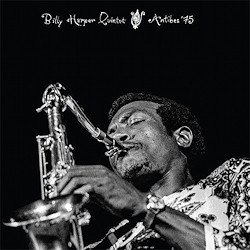 HARPER BILLY :  ANTIBES '75  (SAM RECORDS)

Due giorni dopo aver registrato Black Saint, il suo primo disco per l'omonima etichetta, Billy Harper ed il suo quintetto erano sul palco del festival jazz Juan-Les-Pins di Antibes. Sebbene Black Saint sia un album fenomenale ed  giustamente considerato una delle migliori uscite jazz del periodo, Antibes '75  la dimostrazione che Harper ed i suoi musicisti non si sono seduti sugli allori, ma si sono rimboccati le maniche per fare ancora di meglio. Quella notte ad Antibes, di fronte ad un pubblico affascinato, il quintetto ha offerto una performance potente ed ispirata. Il disco propone due lunghe composizioni di Harper, Cry of Hunger e Croquet Ballet, interpretate come mai prima d'ora, con un'espressione cos piena di sentimento da far venire i brividi. Sam Records  onorata di presentare questo concerto per la prima volta su disco, un Lp da 180 grammi che comprende un prezioso inserto di 6 pagine con foto inedite di Gerard Rouy e Thierry Trombert ed un saggio firmato da Bernard Loupias.