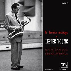 YOUNG LESTER :  LE DERNIER MESSAGE DE LESTER YOUNG  (SAM RECORDS)

Nel gennaio 1959, Lester Young (1909-1959)  a Parigi per una serie di concerti al famoso club Blue Note insieme a Rene Urtreger al pianoforte, Kenny Clarke alla batteria, Jimmy Gourley alla chitarra e Jamil Nasser al basso. Il 4 marzo 1959, il geniale produttore francese Eddie Barclay decide di registrare Lester nel suo studio parigino: nasce in questo modo Le Dernier Message de Lester Young, l'ultimo progetto del grande sassofonista americano. L'album  impreziosito da un vinile 10 pollici contenente la registrazione, realizzata l'11 marzo del 1959 per il programma radiotelevisivo francese Carrefour du Jazz, del pezzo D.B. Blues in cui Young  affiancato da Idrees Sulieman (tromba), Jimmy Gourley (chitarra), Oscar Dennard (piano), Jamil Nasser (contrabbasso) e Earl 'Buster' Smith (batteria). Alcuni giorni dopo, il 15 marzo 1959, a poche ore di distanza dal suo arrivo a New York, Young viene colpito da infarto e muore nell'albergo Alvin. Le Dernier Message de Lester Young, rimasterizzando partendo dai master originali,  stato ristampato in solo 2000 copie utilizzando su fronte e retro le splendide foto originali di Herman Leonard. Questa leggendaria sessione di registrazione  un toccante documento sonoro che ricorda Sirius di Coleman Hawkins e l'ultima registrazione di Billie Holiday. Lester Young, soprannominato Prez, The President, forse non  brillante come al solito, ma la sua grazia e il suo genio sono indubbiamente intatti!