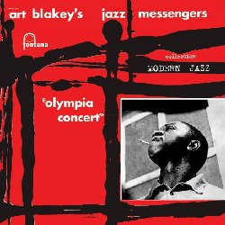 BLAKEY ART & THE JAZZ MESSENGERS :  OLYMPIA CONCERT  (SAM RECORDS)

Non ho mai suonato per un pubblico del genere dichiarava in lacrime Art Blakey il 22 novembre 1958 mentre usciva dal palco dopo uno dei concerti durante i famosi 'Jazz Wednesdays' all'Olympia di Parigi. Come prima apparizione i Jazz Messengers avevano fatto un'ottima impressione. Non contenti di aver portato una folla enorme dal Boulevard des Capucines (la richiesta fu cos grande che fu necessario allestire un secondo concerto il 17 dicembre), questa straordinaria band riusc a convertire tutti alla religione del hard bop grazie a due set in cui jazzisti, jazzofili e curiosi si erano ritrovati uniti in una sorta di comunione laica che li aveva assorbiti a tal punto da non far loro notare la presenza di Brigitte Bardot scortata da Sacha Distel. Quella notte Blues March aveva quasi sostituito l'inno marsigliese. Eppure nessuno dei Messengers, ovvero Lee Morgan (tromba), Benny Golson (saz tenore), Bobby Timmons (pianoforte), Jimmy Merritt (basso) e Art Blakey (batteria) era stato a Parigi, ci sarebbero arrivati pi tardi, ma per il momento erano perfetti sconosciuti. Non solo sconosciuti al pubblico, ma sconosciuti anche a una nutrita schiera di appassionati di jazz. Il concerto all'Olympia per cambi tutto. Tra i pi grandi successi dei Jazz Messengers, solo Moanin' si  avvicinato a Blues March. Costruito come un gospel, con il pianoforte nel ruolo del predicatore e l'orchestra in quello della congregazione che riempie il sermone con grida di approvazione, il tema di Moanin'  del pianista Bobby Timmons, il cui spirito ardente deriva dalla sua educazione artistica come spiega il musicista stesso: ... il fatto che suonassi rhythm 'n' blues ha avuto una grande influenza sul mio stile e per me  la base del jazz. Moanin' aveva mandato i fan dell'Olympia in delirio e aveva persino suscitato la curiosit del critico musicale, produttore e discografico Hugues Panassi che per caso si trovava al concerto. Il doppio Olympia Concert, inciso su 3 lati,  un disco prezioso che racconta la storia appassionante di una band che ha scritto una pagina importante della storia del jazz.