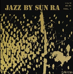 SUN RA :  JAZZ BY SUN RA VOL. 1  (SAM RECORDS)

I primi dischi nella breve storia dell�etichetta Transition furono le prime sessioni da leader di tre dei pi� grandi interpreti del jazz moderno: �Byrd Jazz� di Donald Byrd, �Jazz Advance� di Cecil Taylor e �Jazz By Sun Ra Vol. 1� di Sun Ra. Tom Wilson, fondatore di Transition, dovette chiudere l�etichetta dopo soli due anni di attivit�, ma fortunatamente la maggior parte delle registrazioni che produsse fu acquisita da altre etichette o dagli stessi musicisti. Jazz By Sun Ra Vol. 1 e �Jazz By Sun Ra Vol. 2� sono probabilmente le opere pi� accessibili del catalogo di Sun Ra e tra gli album pi� affascinanti creati da questo straordinario artista. Sebbene �Jazz By Sun Ra Vol. 1� sia noto come il primo Lp di Sun Ra, il brillante compositore, pianista e tastierista era attivo come artista sin dalla fine degli anni �40 e aveva gi� registrato numerosi brani con la sua Arkestra. Ciononostante, sembra che Sun Ra non abbia mai avuto a disposizione risorse cos� ampie come quelle fornite da Tom Wilson per questa sessione di registrazione. Durante la prima sessione, il 12 luglio 1957, l�Arkestra, che all�epoca era composta da otto musicisti, arriv� a undici membri. Sun Ra spiega nelle note di copertina originali: �Cerco sempre di scrivere i suoni che sento sia internamente che esternamente. Uso le semplici regole dell�armonia come base, ma applico anche la mia regola. La mia regola � che ogni nota scritta o suonata deve essere una nota viva. Per raggiungere questo obiettivo, uso le note come parole in una frase, rendendo ogni sequenza di suoni un pensiero a s� stante. Il mio motto � la precisione�. Per la ristampa di �Jazz By Sun Ra Vol. 1�, Sam Records ha incaricato il leggendario mago del suono Kevin Gray (Cohearent Audio) di produrre le lacche mentre St Francois Le Xuan (Studio 101) � responsabile della rimasterizzazione, realizzata con cura e attenzione e basata sui nastri originali, a dimostrazione di quanto possano suonare eccezionali le registrazioni mono stereofoniche. Stampato su vinile da 180 gr. da Simon Garcia presso Garcia & Co a Marciac, in Francia, il disco � rigorosamente limitato a 1.000 copie e viene fornito con un dettagliato libretto di 24 pagine. La fedele riproduzione della copertina originale del disco � stata prodotta da Pozzoli, in Italia, utilizzando un processo di serigrafia.