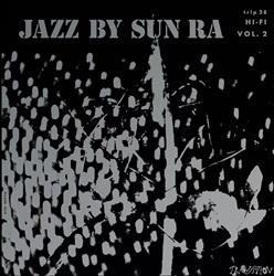 SUN RA :  JAZZ BY SUN RA VOL. 2  (SAM RECORDS)

I primi dischi nella breve storia dell�etichetta Transition furono le prime sessioni da leader di tre dei pi� grandi interpreti del jazz moderno: �Byrd Jazz� di Donald Byrd, �Jazz Advance� di Cecil Taylor e �Jazz By Sun Ra Vol. 1� di Sun Ra. Tom Wilson, fondatore di Transition, dovette chiudere l�etichetta dopo soli due anni di attivit�, ma fortunatamente la maggior parte delle registrazioni che produsse fu acquisita da altre etichette o dagli stessi musicisti. Jazz By Sun Ra Vol. 1 e �Jazz By Sun Ra Vol. 2� sono probabilmente le opere pi� accessibili del catalogo di Sun Ra e tra gli album pi� affascinanti creati da questo straordinario artista. La prima sessione, fu registrata nel luglio del 1957, la seconda nel dicembre del 1956, ma fu pubblicata solo nel 1968 dalla Delmark con il titolo �Sound Of Joy�. Il brillante compositore, pianista e tastierista era attivo come musicista dalla fine degli anni �40 e aveva gi� registrato numerosi brani con la sua Arkestra. Ciononostante, sembra che Sun Ra non abbia mai avuto a disposizione risorse cos� ampie come quelle fornite da Tom Wilson per questa sessione di registrazione. Durante la prima sessione, il 12 luglio 1957, l�Arkestra, che all�epoca era composta da otto musicisti, arriv� a undici membri. Sun Ra spiega nelle note di copertina originali: �Cerco sempre di scrivere i suoni che sento sia internamente che esternamente. Uso le semplici regole dell�armonia come base, ma applico anche la mia regola. La mia regola � che ogni nota scritta o suonata deve essere una nota viva. Per raggiungere questo obiettivo, uso le note come parole in una frase, rendendo ogni sequenza di suoni un pensiero a s� stante. Il mio motto � la precisione�. Per la ristampa di �Jazz By Sun Ra Vol. 2�, Sam Records ha incaricato il leggendario mago del suono Kevin Gray (Cohearent Audio) di produrre le lacche mentre St Francois Le Xuan (Studio 101) � responsabile della rimasterizzazione, realizzata con cura e attenzione e basata sui nastri originali, a dimostrazione di quanto possano suonare eccezionali le registrazioni mono stereofoniche. Stampato su vinile da 180 gr. da Simon Garcia presso Garcia & Co a Marciac, in Francia, il disco � rigorosamente limitato a 1.000 copie e viene fornito con un dettagliato libretto di 16 pagine. La fedele riproduzione della copertina originale del disco � stata prodotta da Pozzoli, in Italia, utilizzando un processo di serigrafia.