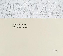 EICK MATHIAS :  WHEN WE LEAVE  (ECM)

L'espressivit del trombettista norvegese Mathias Eick, che secondo il New York Times irradia un tono incontaminato, ma penetrante  straordinariamente ben integrata ai talentuosi musicisti che lo accompagnano in questo viaggio. Il violinista Hakon Aase, uno degli improvvisatori pi emozionanti della sua generazione, accompagna il leader con linee che riflettono un profondo background folk e jazz. I batteristi Helge Andeas Norbakken e Torstein Lofthus giocano a specchio con i loro scambi mentre interagiscono con precisione. Il pianista Andras Ulvo ed il bassista Audun Erlien traghettano le idee tra la prima linea e la sezione ritmica. In diversi brani, il delicato suono della pedal steel di Stian Carstensen aggiunge una dimensione di mistero. When We Leave  stato registrato al Rainbow Studio di Oslo nell'agosto 2020.