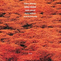 WHEELER KENNY :  GNU HIGH (LUMINESSENCE LP)  (ECM)

Gnu High, interessante uscita della nuova serie audiophile Luminessence di casa Ecm,  stato originariamente registrato a New York nel 1975 e prodotto da Manfred Eicher. Grazie a Gnu High, il trombettista canadese, molto apprezzato per le sue appassionate interpretazioni e la sua scrittura profondamente lirica, raggiunse un livello di fama internazionale mai avuto prima. Insieme a uno straordinario quartetto formato da Keith Jarrett (pianoforte), Dave Holland (basso) e Jack DeJohnette (batteria), tutti magistrali improvvisatori che hanno plasmato la loro intuitiva comprensione collettiva come membri dei gruppi di Miles Davis, Wheeler interpreta i suoi tre originali Heyoke, Smatter e Gnu High. La copertina apribile dell'album comprende nuove note di copertina scritte da Nick Smart, collega e amico di Kenny Wheeler.