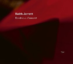 JARRETT KEITH :  BORDEAUX CONCERT  (ECM)

Bordeaux Concert  un doppio Lp che documenta il concerto che Keith Jarrett ha tenuto nel luglio del 2016 all'Auditorium dell'Opera National di Bordeaux durente il suo ultimo tour europeo. I concerti per pianoforte solista di Jarrett hanno tutti un carattere ben definito e quello di Bordeaux si distingue per un impulso lirico straordinariamente profondo. Bordeaux Concert propone una lunga suite improvvisata divisa in 13 parti, caratterizzata da una toccante freschezza della musica e da una sensazione di intima comunicazione con un pubblico di 1400 persone. Quando Keith Jarrett suona delicatamente la nota finale del pezzo di apertura di Bordeaux Concert, passano 15 secondi prima che gli spettatori inizino ad applaudire:  come se volessero prendendosi il tempo adeguato per assaporare ci che avevano appena sentito. Recensendo il concerto di Bordeaux, molti esponenti della stampa francese hanno paragonato questa esibizione di Jarrett al famoso Koln Concert: le sezioni estese in entrambi i casi sono di una bellezza seducente e il maestro dimostra di aver ancora voglia e coraggio di lasciarsi trasportare dal flusso improvvisativo.