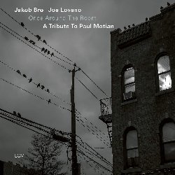 BRO JAKOB / LOVANO JOE :  ONCE AROUND THE ROOM: A TRIBUTE TO PAUL MOTIAN  (ECM)

In Once Around The Room: A Tribute to Paul Motian Jakob Bro (sax tenore, tarogato) e Joe Lovano (chitarra) sono a capo di un eccellente ensemble, composto da Larry Grenadier (basso), Thomas Morgan (basso), Anders Christensen (basso), Joey Baron (batteria) e Jorge Rossy (batteria), il cui intento  celebrare l'eredit musicale dell'icona della batteria Paul Motian (1931-2011). Il gruppo interpreta 5 infuocati originali di Jakob Bro e Joe Lovano che richiamano gli idiomi e le idiosincrasie tipiche della musica di Motian, oltre al brano Drum Music dello stesso batterista. Lovano e Motian sono stati intimi colleghi per molti anni e la loro collaborazione pi notevole  stata l'innovativo trio con Bill Frisell che ha pubblicato tre album su ECM. Bro, che si  esibito con la Paul Motian Band e appare nel disco del 2005 Garden Of Eden, considera Motian un mentore che lo ha aiutato a sviluppare la propria personalit artistica. Once Around The Room: A Tribute to Paul Motian  un tributo intenso e molto emozionante ad uno dei migliori batteristi della storia del jazz.