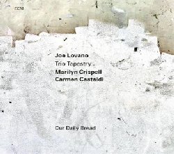 LOVANO JOE :  OUR DAILY BREAD  (ECM)

In Our Daily Bread, il terzo album del Trio Tapestry di Joe Lovano (sax tenore, tarogato e gong) con Marilyn Crispell (pianoforte) e Carmen Castaldi (percussioni), il gruppo propone un percorso sonoro arioso, lirico, profondo e intenso. Our Daily Bread  alimentato dallo spirito ritmico dell'espressione che proietta il misterioso mondo della musica che ci attende, afferma il maestro sassofonista Lovano nella nota di copertina e, in effetti, questi pezzi elegantemente fluidi sembrano davvero canzoni dell'anima. Marilyn Crispell  la pianista ottimale per questa musica, in sintonia sia con la musica da camera contemporanea che con l'improvvisazione post-Coltrane. L'enigmatica batterista Carmen Castaldi, collaboratrice di Lovano di lunga data, impreziosisce la musica con il suo tocco poetico. La tracklist del disco propone tutti originali di Lovano come il pezzo blues One for Charlie, un bellissimo tributo a Charlie Haden, Grace Notes, un esempio di elevazione spirituale alla John Coltrane, senza basso, ma con Crispell che fornisce ipnotici droni a bassa frequenza con la mano sinistra, ideale per il rovente lavoro di Lovano al tarogato. Poi ci sono Le Petit Opportun, una bellissima ballata eseguita in duetto sax-pianoforte, la poetica Our Daily Bread e tanto altro ancora, per un percorso sonoro di rara bellezza e intensit.