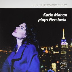 MAHAN KATIE :  PLAYS GERSHWIN  (BERLINER MEISTER)

George Gershwin (1898-1937)  uno dei compositori americani pi amati a cui  attribuito il grande merito di aver abbattuto i confini convenzionali tra musica popolare e musica d'arte. La sua musica incarna gli ideali di un mondo moderno ed  uno specchio magico che riflette ogni aspetto di ci che lo circonda. Gershwin amava suonare il pianoforte e lo faceva con uno sfrenato virtuosismo, ma anche con grande spontaneit e un'irresistibile capacit immaginativa:  proprio come un serio compositore e pianista classico che Gershwin desiderava maggiormente essere ricordato. La selezione proposta in Plays Gershwin dell'eccellente pianista Katie Kahan  un sentito omaggio al Gershwin 'classico'. La bravura di Katie Mahan nell'interpretare alcuni capolavori del maestro tra cui Rhapsody In Blue e Our Love Is Here To Stay, consiste nel non cercare di imitare lo stile pianistico di Gershwin, n nel suonare in uno stile jazz. Mahan sceglie piuttosto di arricchire le opere con il suo personale contributo, proponendo arrangiamenti classici che riflettono il suo background musicale e la volont dello stesso Gershwin.