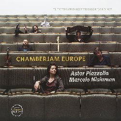 CHAMBERJAM EUROPE :  ASTOR PIAZZOLLA / MARCELO NISINMAN  (BERLINER MEISTER)

La musica per tango sta vivendo una stagione di profondo rinnovamento attraverso nuovi arrangiamenti delle composizioni orginali. Il nuovo album della formazione ChamberJam Europe, Astor Piazzolla / Marcelo Nisinman accompagna l'ascoltatore attraverso la storia del tango con composizioni nuove e moderne di Marcelo Nisinman, bandoneonista argentino membro dei ChamberJam Europe, ed inediti arrangiamenti di vecchi tanghi. Hombre Tango  un pezzo ossessivo con ritmi irregolari non comunemente usati nel tango: sebbene si tratti di tango,  un brano che rompe con la tradizione. Oblivion, al contrario, conserva il suo originale stato d'animo malinconico ed espressivo, ma il nuovo arrangiamento  radicalmente diverso dall'originale, diminuendone la dolcezza, soprattutto nell'armonia e nel contrappunto. Pourquoi tu te Leves  quasi psichedelico:  una storia d'amore che inizia bene e finisce male. El Entreterriano  ufficialmente riconosciuto come il primo tango nella storia del Rio de la Plata. Il nuovo arrangiamento ha una lingua completamente diversa: la lingua tonale di Buenos Aires, un secolo dopo. L'histoire du Tango, opera divisa in 4 movimenti,  una delle ultime creazioni di Astor Piazzolla. Il maestro ha riassunto la storia del tango in quattro periodi: l'inizio della musica del tango (Bordel 1900), i locali dove ha iniziato la propria carriera musicale (Caf 1930), i luoghi dove suonava con il suo quintetto (Nightclub 1960) e infine la nascita del tango moderno avvenuta negli anni '80 (Tango d'aujourd'hui). Astor Piazzolla / Marcerlo Nisinman  un disco direct-to-disc realizzata presso gli Emil Berliner Studios. Astor Piazzolla / Marcelo Nisinman, registrazione completamente analogica, direct-to-disc e senza manipolazioni, offre all'ascoltatore una qualit audio davvero sorprendente.