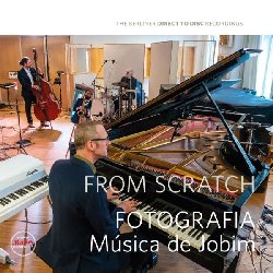 FROM SCRATCH :  FOROGRAFIA MUSICA DE JOBIM  (BERLINER MEISTER)

Nel dare forma a Fotografia Musica de Jobim, il geniale produttore discografico berlinese Stephan Flock aveva in mente un rilassante disco di bossa nova che trasmettesse all'ascoltatore la bellezza di una spiaggia bianca scaldata dal tepore del sole. Il repertorio che subito gli venne in mente fu quello dell'artista brasialiano Antonio Carlos Jobim, creatore dell'iconico The Girl From Ipanema. Fotografia Musica de Jobim propone otto bellissimi brani del maestro brasiliano, modernizzati armonicamente con grande cura e arrangiati per la speciale registrazione direct cut che prevede una singola ripresa per un intero lato del disco, senza possibilit� di correzione. Il disco, interpretato dai bravissimi musicisti della band From Scratch, ovvero Simon Becker-Foss (sax, percussioni), Helge Adam (pianoforte), Peter Schwebs (basso) e Dieter 'Zipper' Schmigelok (batteria), inizia con il poetico pezzo per sax soprano Fotografia seguito dal dal pezzo bossa con ritmo in tre quarti Eu te Amo. O Morro Nao Tem Vez, brano pi� conosciuto come Favela � un allegro samba arrangiato per l'occasione da Helge Adam, con il batterista Dieter 'Zipper' Schmigelok alle spazzole. Il lato A si chiude con l'intenso How Insensitive. Il lato B si apre invece con il samba Agua de Beber che eccezionalmente presenta un pianoforte Fender Rhodes e prosegue con il malinconico Falando de Amor, suonato dalla band come se fosse un tradizionale trio con pianoforte. Il sax soprano � invece il protagonista di Dindi, una rilassante bossa dai toni gioiosi. Fotografia Musica de Jobim, si chiude con Luiza, un altro splendido esempio di bossa nova con ritmo in tre quarti. Una registrazione splendida che far� la gioia degli amanti delle sonorit� pure del direct cut.