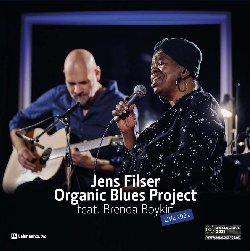 FILSER JENS :  ORGANIC BLUES PROJECT feat. BRENDA BOYKIN - LIVE 2021  (LEHMANN AUDIO)

Organic Blues Project feat. Brenda Boykin - Live 2021 propone la registrazione live del concerto che il chitarrista tedesco Jens Filser e la sua band, arricchita per l'occasione dalla cantante Brenda Boykin, hanno tenuto in occasione degli Analog Days del 2021 nei leggendari Bauer Studios di Ludwigsburg. Il disco  stato una grande sfida sia per gli interpreti che per il team di registrazione: la musica  infatti stata registrata dal vivo in presa diretta, senza subire successive modifiche. Filser (chitarra, voce) e la sua band, composta da Till Brandt (basso), Mickey Neher (batteria, voce) e Dirk Schaadt (organo elettrico), regalano al pubblico una splendida celebrazione del genere blues. La cantante americana Brenda Boykin, attualmente residente in Germania, trasmette con la sua voce energia e gioia di vivere: anche se costretta a esibirsi seduta per problemi di salute, l'artista dialoga con i suoi compagni con piccoli gesti, sguardi e movimenti delle mani, quasi sempre con il sorriso sulle labbra e un umorismo disarmante e vincente che traspare nei suoi interventi parlati. Meravigliosi i duetti pieni d'improvvisazione di Boykin con Filser e con l'organista Schaadt che in questa registrazione ci ha messo tutta la passione che aveva in corpo. Vanno ricordati inoltre il batterista Neher e il bassista Brandt che sono la spina dorsale e gli elementi trainanti dell'intero concerto. Con una tracklist che comprende My Babe di Willie James Dixon, Mary Ann di Brenda Boyjin, Into the Mystic di Van Morrison, e molti altri brani ancora, Organic Blues Project feat. Brenda Boykin - Live 2021  un disco da non perdere per l'eccellenza del suono e l'impareggiabile intensit delle interpretazioni.