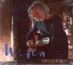 MITEN :  TEMPLE AT MIDNIGHT  (PRABHU)

Il nuovo album di Miten, Temple at Midnight  una splendida storia musicale che, con dolcezza ed intensit, racconta le tante dimensioni dellamore e della liberazione interiore. Per arrivare alla straordinaria capacit introspettiva che ha reso possibile la produzione di un album cos intimo, Miten ha percorso molti e diversi sentieri di vita, partendo dai suoi giorni pi edonistici in cui era parte della scena rock londinese degli anni 70 fino alla scoperta illuminante del misticismo indiano che gli ha fatto conoscere anche la sua storica partner artistica e di vita Deva Premal. Temple at Midnight  un intrigante mix di suggestioni sonore come nel brano Exactly As It Is in cui interviene anche Deva Premal. Temple at Midnight d voce a quelle parti del cuore che spesso non hanno modo di esprimersi, con canzoni che accolgono lascoltatore in un grande abbraccio sonoro che allontana le paure, predispone alla gioia e celebra lAmore Universale.