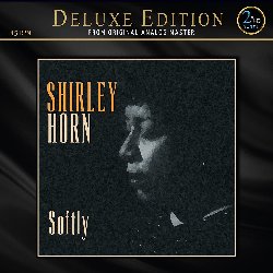 HORN SHIRLEY :  SOFTLY  (2xHD)

Disco del 1988, Softly  considerato uno degli album pi profondi ed emozionanti della pianista e cantante jazz Shirley Horn (1934-2005). Insieme a Charles Ables al basso e Steve Williams alla batteria, Horn si  immersa in intense sessioni di registrazione che sono durate dallalba al tramonto, nellatmosfera familiare di un salotto ai Mapleshade Studios nel Maryland. Lintimit della registrazione originale emerge intensamente in questa riedizione audiofila proposta dalletichetta canadese 2xHD dellingegnere del suono Ren Laflamme. La tracklist di Softly  molto variegata e propone tra gli altri How Long Has This Been Going On? (George e Ira Gershwin) e Dindi (Aloysio De Oliveira, Antonio Carlos Jobim, Ray Gilbert), in un percorso sonoro in cui niente  lasciato al caso. Da brividi!