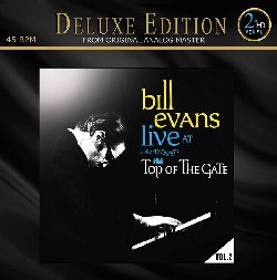 EVANS BILL :  LIVE AT THE ART D'LUGOFF'S TOP OF THE GATE VOL. 2  (2xHD)

Il doppio vinile 200 gr. Live at the Art DLugoffs Top of the Gate vol. 2 permette allascoltatore di sedere in prima fila al jazz club Top of the Gate di New York per godersi uno spettacolo unico! La registrazione presenta due set completi del Bill Evans Trio con il bassista Eddie Gomez e il batterista Marty Morell, immortalati il 23 ottobre 1968 nel leggendario club del noto impresario jazz americano Art DLugoff. La registrazione ha catturato latmosfera intima della serata tanto che lascoltatore ha la sensazione di essere sul palco con i musicisti. Grazie allabile posizionamento dei microfoni, lentusiasmo del pubblico dellepoca rimane in sottofondo e lattenzione  totalmente focalizzata sulla grande esecuzione del giovane trio. I musicisti si erano appena conosciuti, ma lalchimia tra loro era gi assolutamente perfetta: non c da stupirsi che siano seguiti molti anni di intensa collaborazione. I fan di Bill Evans saranno lieti di ascoltare le splendide interpretazioni del trio di grandi classici come Round Midnight (Thelonious Monk), Someday My Prince Will Come (Frank Churchill, Larry Morey) e My Funny Valentine (Lorenz Hart, Richard Rodgers) e molti altri ancora, tutti rimasterizzati con apparecchiature Nagra da Ren Laflamme.