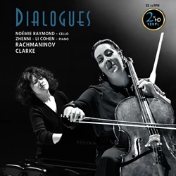 RAYMOND NOEMIE / LI-COHEN ZHENNI :  DIALOGUES  (2xHD)

Dialogues esplora la dualit di due capolavori titanici scritti da una donna e un uomo, entrambi virtuosi strumentisti con voci musicali sorprendentemente diverse. Lalbum si apre con la Sonata per violoncello in sol minore, op. 19 di Sergej Vasilevic Rachmaninoff (1873-1943), composta durante il suo periodo pi produttivo insieme al celebre Concerto per pianoforte n. 2. Lopera, da molti considerata la sonata di maggior successo di Rachmaninoff,  dedicata al testimone di nozze del compositore, Anatoly Brandukov, un celebre violoncellista russo noto per le interpretazioni di diverse opere di Cajkovskij che spinse Rachmaninoff a infondere alla parte del violoncello maggiore espressivit e intensit. Dialogues prosegue con la Sonata per viola (versione per violoncello e pianoforte) di Rebecca Clarke (1886-1979). La violista e compositrice di fama internazionale  da molti critici considerata una rappresentante dellimpressionismo inglese. Sebbene avesse vinto il secondo posto in un prestigioso concorso di composizione, le opere di Clarke non furono celebrate ed eseguite quanto quelle dei suoi colleghi maschi a causa dei pregiudizi sociali contro le donne. Solo negli anni 70 Clarke ottenne il suo meritato successo, e da allora questa sonata ha conquistato il suo giusto posto nel repertorio standard per viola. Oltre alle opere, protagoniste indiscusse di Dialogues sono la violoncellista Noemie Raymond e la pianista Zhenni Li-Cohen, due artiste eccellenti che sono state capaci di collegare armoniosamente i due mondi musicali che le opere di Rachmaninoff e Clarke rappresentano. Il risultato  senza dubbio un capolavoro tra le registrazioni di musica da camera, proposto da casa 2xHD in versione doppio vinile dal suono impressionante, con la registrazione originale che  stata masterizzata completamente in analogico (AAA), incisa con apparecchiature a valvole presso il Bernie Grundman Mastering e stampata su vinile di alta qualit da 200 grammi (33 giri).