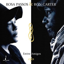 PASSOS ROSA / CARTER RON :  ENTRE AMIGOS (WHITE VINYL)  (EVOLUTION MUSIC)

Entre Amigos  un disco molto ambito dai collezionisti di dischi audiophile, non solo per leccellente qualit audio di questa registrazione, ma anche per il suo valore nella storia della musica e per il fatto che era fuori catalogo dal 2010. Sebbene la maggior parte dei brani sia stata scritta dal padrino della bossa nova Jobim e canzoni come Insensatez, Desafinado e Garota De Ipanema siano state interpretate migliaia di volte, la collaborazione tra la cantante brasiliana Rosa Passos e la leggenda del contrabbasso Ron Carter ha dato vita a qualcosa di unico. I brani, poco orchestrati e privi di fronzoli stilistici, sono emozionanti, sensuali e misteriosi. Carter  sempre presente, ma da vero gentiluomo preferisce lasciare il palco a Passos che canta in modo spettacolare, con una presenza sonora enorme, impedendo cos ai brani di scivolare nella superficialit. Con la produzione affidata al leggendario David Chesky, il suono  vivido ed estremamente arioso: ci si sente come se si fosse seduti proprio accanto al basso acustico di Carter, mentre delicate percussioni accompagnano la voce coinvolgente di Passos. Entre Amigos  proposto in una nuova edizione limitata e numerata per il Record Store Day UK, incisa a 33 giri su vinile bianco da 180 gr.: 500 copie sono destinate al mercato inglese, mentre 1.000 saranno spedite in tutto il mondo. Gli appassionati di musica brasiliana dovrebbero assolutamente cogliere lopportunit di accaparrarsi questa rarit anche disponibile ssu SACD ibrido.