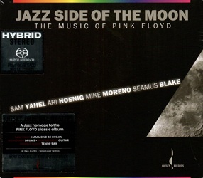 YAJEL SAM / MORENO MIKE / HOENIG ARI / BLAKE SEAMUS :  JAZZ SIDE OF THE MOON - THE MUSIC OF PINK FLOYD (SACD)  (EVOLUTION MUSIC)

Tributo a Dark Side Of The Moon dei Pink Floyd che ha celebrato il suo 50 anniversario nel 2023, Jazz Side of the Moon - The Music of Pink Floyd  uno dei gioielli pi scintillanti del catalogo della rinomata etichetta audiofila Chesky Records. Prodotto da David Chesky e Sam Yahel e registrato nel 2007 presso la St. Peters Church di New York, il disco  stato realizzato da un supergruppo jazz di primordine composto dallorganista Sam Yahel, dal batterista Ari Hoenig, dal chitarrista Mike Moreno e dal sassofonista tenore Seamus Blake. Questi straordinari artisti sono riusciti nellimpresa di donare a un grande classico della storia della musica una nuova veste, onorando lo spirito delloriginale del 1973, ma donandogli nel contempo una nuova dimensione musicale. Linterazione tra i quattro protagonisti  a dir poco soprannaturale: lorgano di Yahel, pur non essendo la voce dominante, ha una presenza straordinaria che detta il tono estetico di questopera: nulla di frettoloso, nulla di forzato, nulla di stravagante, ma sempre elegante, swingante, sperimentale e con una grande vitalit ritmica, una sensibilit questa che Yahel condivide con i suoi colleghi e che contribuisce a rendere la loro interpretazione della musica dei Pink Floyd davvero molto accattivante. Tra i punti salienti della registrazione ci sono le sensazionali interpretazioni di Time, Money e The Great Gig In The Sky. Jazz Side of the Moon: the Music of Pink Floyd  proposto in edizione limitata di altissima qualit, incisa a 33 giri e stampata su vinile da 180 gr. oppure su SACD ibrido: un must-have, non solo per i fan dei Pink Floyd!