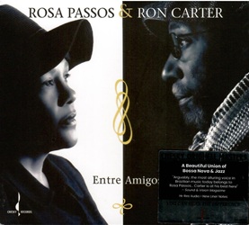 PASSOS ROSA / CARTER RON :  ENTRE AMIGOS (SACD)  (EVOLUTION MUSIC)

Entre Amigos  un disco molto ambito dai collezionisti di dischi audiophile, non solo per leccellente qualit audio di questa registrazione, ma anche per il suo valore nella storia della musica e per il fatto che era fuori catalogo dal 2010. Sebbene la maggior parte dei brani sia stata scritta dal padrino della bossa nova Jobim e canzoni come Insensatez, Desafinado e Garota De Ipanema siano state interpretate migliaia di volte, la collaborazione tra la cantante brasiliana Rosa Passos e la leggenda del contrabbasso Ron Carter ha dato vita a qualcosa di unico. I brani, poco orchestrati e privi di fronzoli stilistici, sono emozionanti, sensuali e misteriosi. Carter  sempre presente, ma da vero gentiluomo preferisce lasciare il palco a Passos che canta in modo spettacolare, con una presenza sonora enorme, impedendo cos ai brani di scivolare nella superficialit. Con la produzione affidata al leggendario David Chesky, il suono  vivido ed estremamente arioso: ci si sente come se si fosse seduti proprio accanto al basso acustico di Carter, mentre delicate percussioni accompagnano la voce coinvolgente di Passos. Entre Amigos  proposto in una nuova edizione limitata e numerata per il Record Store Day UK, incisa a 33 giri su vinile bianco da 180 gr.: 500 copie sono destinate al mercato inglese, mentre 1.000 saranno spedite in tutto il mondo. Gli appassionati di musica brasiliana dovrebbero assolutamente cogliere lopportunit di accaparrarsi questa rarit anche disponibile ssu SACD ibrido.