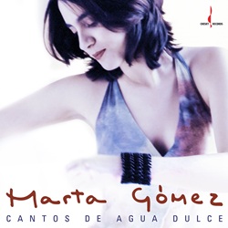 GOMEZ MARTA :  CANTOS DE AGUA DULCE (ONE-STEP)  (EVOLUTION MUSIC)

La cantautrice colombiana Marta Gomez � senza dubbio una delle voci pi� poetiche dell�America Latina. Dopo aver ricevuto una borsa di studio per meriti eccezionali, si � laureata con lode al Berklee College of Music. Nel 2004, anno in cui ha pubblicato il suo rivoluzionario album �Cantos de Agua Dulce� per Chesky Records, � stata nominata ai Latin Billboard Music Awards nella categoria Album Latin Jazz dell�Anno. Il disco fonde musica folk colombiana con ritmi latini, flamenco spagnolo e armonie jazz: 11 brani, nove dei quali sono composizioni originali di Gomez, che spaziano dalle valli della Colombia alle coste del Per� e oltre. Gli arrangiamenti si concentrano su voce e chitarra e sono arricchiti da sottili accenti di basso, percussioni, flauto e fisarmonica che rivelano il talento di Gomez per la narrazione lirica e la chiarezza emotiva. �Cantos de Agua Dulce� riassume in s� la visione artistica di Gomez: musica che scorre con grazia, che collega culture e celebra la poesia della vita quotidiana. Evolution Music propone un�eccellente ristampa di questo meraviglioso disco in versione One Step ottenuta dai master originali, incisa a 33 giri e stampata su vinile da 180 gr. di altissima qualit�.