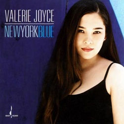 JOYCE VALERIE :  NEW YORK BLUE (ONE-STEP)  (EVOLUTION MUSIC)

Valerie Joyce, nata in Giappone e ora residente a Seattle, ha registrato due album per la Chesky Records negli anni 2000. Il primo di questi � stato l�acclamato �New York Blue�, pubblicato per la prima volta nel 2005. La registrazione � stata effettuata presso la chiesa di San Pietro a Chelsea sotto la direzione dell�ingegnere del suono Nicholas Prout e ha visto la giovane cantante accompagnata da una jazz band di prim�ordine: il pianista Andy Ezrin, i bassisti John Hebert e Tim Lefebvre e il batterista Gene Jackson. In alcuni brani, l�ensemble � completato dal sassofono fumoso del veterano Lawrence Feldman. L�affascinante repertorio di Joyce mescola abili interpretazioni di celebri evergreen del Great American Songbook (�Darn That Dream�) con standard jazz (�Blue in Green� di Miles Davis), brani r&b con venature jazz (�Fever�), rock (�Little Wing� di Jimi Hendrix) e pop (�Golden Slumbers� dei Beatles). Evolution Music propone un�eccellente ristampa di questo interessante disco in versione One Step ottenuta dai master originali, incisa a 33 giri e stampata su vinile da 180 gr. di altissima qualit�.