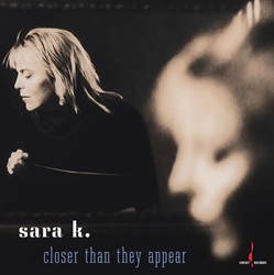 SARA K. :  CLOSER THAN THEY APPEAR (ONE-STEP)  (EVOLUTION MUSIC)

�Closer Than They Appear� � un capolavoro senza tempo. Pubblicato originariamente nel 1992 e rimasto a lungo fuori catalogo (diventando un oggetto ambito dai collezionisti), l�album ha lanciato la carriera internazionale della cantautrice e chitarrista americana Sara Katherine Wooldridge. Durante le sessioni di registrazione, Sara K. � stata affiancata da una formazione eccezionale, riunita dal direttore musicale e secondo chitarrista Bruce Dunlap. �Closer Than They Appear� mette in risalto la voce inconfondibile della cantante e il suo stile unico alla chitarra acustica a quattro corde. Con una scrittura che unisce armoniosamente elementi jazz e folk, l�album � un dialogo intuitivo e vivace che passa con naturalezza da una serena quiete a emozioni profonde e coinvolgenti. Proposto da casa Evolution Music in un�edizione One Step, ottenuta dai master originali, incisa a 33 giri e stampata su vinile da 180 gr. di alta eccellente qualit� che rispetta gli altissimi standards dell�etichetta Chesky Records, �Closer Than They Appear� offre un suono impeccabile che garantisce un�esecuzione vibrante, intima e assolutamente autentica.