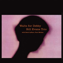 EVANS BILL :  WALTZ FOR DEBBY  (SECOND RECORDS)

�Waltz for Debby� � un album dal vivo del pianista e compositore jazz Bill Evans e del suo trio composto da Evans, il bassista Scott LaFaro e il batterista Paul Motian. Pubblicato nel 1962, il disco ha ricevuto numerose recensioni a 5 stelle e fu il quarto e ultimo lavoro dell�unit�: LaFaro mor� in un incidente d�auto appena dieci giorni dopo la registrazione. La title track, un ritratto musicale della nipote di Evans, divenne negli anni successivi un punto fermo del suo repertorio dal vivo. Originariamente appariva come pezzo per pianoforte solo nell�album di debutto di Evans �New Jazz Conceptions�. Rimane quella che probabilmente � la composizione pi� famosa di Evans, quella che avrebbe suonato per tutta la sua carriera. Questo album � ampiamente considerato uno dei migliori del canone di Evans e la profonda interazione emotiva tra i musicisti che in alcuni punti sembrava quasi decostruita � servita da modello per il trio con pianoforte.