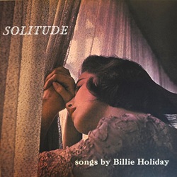 HOLIDAY BILLIE :  SOLITUDE  (SECOND RECORDS)

Negli anni 50, dopo aver registrato con piccoli gruppi (per la Commodore) e big bands con archi (per la Decca), Billie Holiday ha firmato il suo ultimo contratto a lungo termine con Norman Granz. Granz laveva voluta come stella dei suoi tour Jazz at the Philharmonic di met anni 40 e quando la mise sotto contratto nel 1952, cerc di ripetere con piccoli gruppi la magia di quei giorni. Solitude rappresenta uno dei primi lavori realizzati da Billie Holiday in quel periodo. La affiancano in questa incisione: Charlie Shavers alla tromba, Flip Phillips al sax tenore, Oscar Peterson al piano, Barney Kessel alla chitarra, Ray Brown al contrabbasso e Alvin Stoller alla batteria.