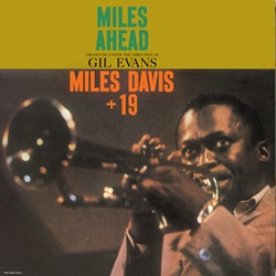 DAVIS MILES :  MILES AHEAD  (SECOND RECORDS)

Miles Ahead  il primo album di Davis in collaborazione con Gil Evans, che ne arrangia e dirige lalbum. I due si conoscevano fin dalla met degli anni 40 e nel 1948/49 sono stati i due fautori principali di Birth of the Cool, ossia dello storico album e del nuovo suono cool che venne ad esso associato e che ha dato vita ad un nuovo stile jazz. Gil Evans struttur i dieci brani che compongono lalbum come una specie di suite, senza interruzioni tra le tracce. Davis, insolitamente al flicorno,  l'unico solista affiancato da una caratteristica sezione di corni.  Miles Ahead  un disco raffinato in cui latmosfera, il repertorio e le sfumature di ogni singola improvvisazione sono state attentamente selezionate. Poco dopo il successo del disco, Evans e Davis pubblicarono Porgy and Bess (1958) e Sketches of Spain (1960).