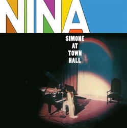 SIMONE NINA :  AT TOWN HALL  (SECOND RECORDS)

Nina Simone  entrata per la prima volta in studio a New York nel 1957 per registrare il suo album di debutto Little Girl Blue con Jimmy Bond al basso e Albert Tootie Heath alla batteria. Dire che il suo debutto in studio fu un successo sarebbe un eufemismo. A soli 25 anni, Simone aveva registrato un album in cui cera tutta lesuberanza della giovinezza e tutta labilit e la grazia di un veterano. Lalbum divenne un classico, e si trattava della sua prima registrazione! Nina non registr pi per due anni. Nel 59 firm un contratto con letichetta newyorkese Colpix e per questa etichetta registr il suo secondo album, The Amazing Nina Simone. Tuttavia, il suo vero grande successo di quellanno fu la registrazione del concerto al Town Hall di New York del 12 settembre, in cui Simone era accompagnata dagli stessi musicisti del suo album desordio ovvero Jimmy Bond al contrabbasso e Albert 'Tootie' Heath alla batteria. La tracklist  varia e propone tra gli altri gli originali della cantante Under the Lowest e Return Home, oltre a You Can Have Him di Irving Berlin e Fine and Mellow di Billie Holiday.