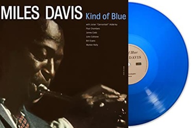 DAVIS MILES :  KIND OF BLUE (BLUE VINYL)  (SECOND RECORDS)

�Kind of Blue� fu registrato e pubblicato nel 1959 ed � il 22� album in studio di Miles Davis. Ancora oggi � uno degli album pi� importanti e influenti del storia del jazz. Nella sua autobiografia, Miles Davis parla delle sue idee per questo gruppo di composizioni e delle modalit� in cui l�album � stato registrato: �Amavo il modo di suonare di Wynton Kelly, perch� era una combinazione di Red Garland e Bill Evans; poteva suonare qualsiasi cosa. Cannonball e Trane lo amavano, e cos� io. Wynton si un� a noi poco prima che andassimo in studio per realizzare �Kind of Blue�, ma avevo gi� progettato tutto l�album intorno al pianoforte di Bill Evans, che aveva accettato di registrarlo con noi. (�) �Kind of Blue� nasce dalla sperimentazione modale che avevo iniziato nell�album Milestones. Questa volta ho aggiunto qualche altro tipo di suono proveniente dai miei ricordi in Arkansas, quando tornavamo a casa a piedi dopo la chiesa e ascoltavano il gospel. Cos� mi sono riaffiorate quelle sensazioni e ho iniziato a ricordare come suonava quella musica e cosa trasmetteva�. Fu uno dei primi Lp stereo mai pubblicati e la qualit� del suono stabil� nuovi standard. Da non perdere!