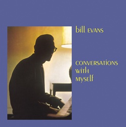 EVANS BILL :  CONVERSATIONS WITH MYSELF  (SECOND RECORDS)

Considerato universalmente uno dei migliori pianisti jazz della storia, nel 1963 Bill Evans non aveva ancora raggiunto un grande successo commerciale. Tuttavia, in quell�anno ebbe l�idea di un disco molto particolare, realizzato con la tecnica dell�overdubbing e intitolato �Conversations With Myself�. Andando contro l�opinione pi� diffusa che considerava artificioso l�overdubbing, Evans, uno dei musicisti pi� lirici che il mondo del jazz abbia mai conosciuto, era affascinato dall�idea di utilizzare un approccio che gli permettesse di conversare con se stesso. Se tre musicisti potevano esercitarsi e suonare insieme abbastanza a lungo da poter intavolare conversazioni musicali durante un brano, allora le idee musicali espresse ed esplorate da pi� tracce dello stesso musicista non sarebbero state ancora pi� vicine a una perfezione idealizzata? Acclamato con 5 stelle da Downbeat nel 1963 e un Grammy, �Conversations With Myself� � diventato subito un classico per la comunit� jazz. Il lavoro di Evans � davvero ispirato e straordinario: in ogni brano, � come se tre sue personalit� distinte suonassero insieme, ognuna perfettamente consapevole di ci� che le altre stanno facendo e, forse ancora pi� importante, di ci� che faranno. La straordinaria comprensione musicale di Evans � al centro della scena mentre interpreta classici del jazz come ��Round Midnight�, �Stella By Starlight� e �Just You, Just Me� e �Blue Monk�.