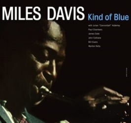 DAVIS MILES :  KIND OF BLUE (PICTURE DISC VINYL)  (SECOND RECORDS)

L�album Kind of Blue, registrato da Miles Davis nel 1959, � ancora oggi uno degli album pi� importanti e influenti nella storia del jazz. Nella sua autobiografia, Miles Davis parla delle sue idee per questo gruppo di composizioni e delle modalit� in cui l�album � stato registrato: �Amavo il modo di suonare di Wynton Kelly, perch� era una combinazione di Red Garland e Bill Evans; poteva suonare qualsiasi cosa. Cannonball e Trane lo amavano, e cos� io. Wynton si un� a noi poco prima che andassimo in studio per realizzare �Kind of Blue�, ma avevo gi� progettato tutto l�album intorno al pianoforte di Bill Evans, che aveva accettato di registrarlo con noi. Siamo andati in studio per registrare �Kind of Blue�, il primo o il secondo giorno del mese di marzo del 1959. Eravamo in sestetto con Trane, Jimmy Cobb, Paul, Cannonball, io e Wynton Kelly, ma Winton ha suonato su una sola canzone: �Freddie Freeloader�. La canzone prendeva il suo titolo da un ragazzo nero che conoscevo, che cercava sempre di ottenere qualcosa da te gratis ed era sempre in giro nella scena jazz. Bill Evans ha suonato sul resto dei brani. Abbiamo realizzato �Kind of Blue� in due sessioni di registrazione, una a marzo e l�altra nel mese di aprile. �Kind of Blue� nasce dalla sperimentazione modale che avevo iniziato nell�album �Milestones�. Questa volta ho aggiunto qualche altro tipo di suono proveniente dai miei ricordi in Arkansas, quando tornavo a casa a piedi dopo la chiesa e ascoltavo il gospel. Cos� mi sono riaffiorate quelle sensazioni e ho iniziato a ricordare come suonava quella musica e cosa trasmetteva�.
