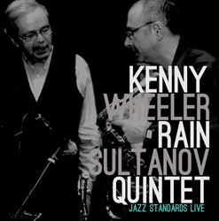 WHEELER KENNY & SULTANOV RAIN :  JAZZ STANDARDS LIVE  (SECOND RECORDS)

�Jazz Standards Live� � una straordinaria collaborazione tra due icone del jazz: Kenny Wheeler, leggendario trombettista e compositore noto per la sua versatilit�, e Rain Sultanov, sassofonista celebrato per il suo suono ricco e il suo stile innovativo, affiancato in questo caso dal suo quintetto. Questo album cattura un�esibizione indimenticabile, mai pubblicata prima in formato fisico. Unendo la potenza espressiva della tromba di Wheeler e del sassofono di Sultanov, il quintetto offre un suono caldo e risonante che richiama l�epoca d�oro del jazz tra la fine degli anni �70 e l�inizio degli anni �80. Gli appassionati del quintetto V.S.O.P. di Herbie Hancock riconosceranno la vibrante interazione che ricorda Freddie Hubbard e Wayne Shorter. Questo doppio vinile � un vero tesoro per gli amanti del jazz, con un mix di standard amati e composizioni originali di Wheeler. Ad arricchire l�esecuzione, il magistrale lavoro al pianoforte di Shahin Novrasli, che infonde all�album un�atmosfera unica. Nel frattempo, Paul Clarvis alla batteria e Ruslan Guseynov al contrabbasso forniscono una sezione ritmica dinamica e coesa che eleva ogni brano. �Jazz Standards Live� non � solo un album: � una testimonianza della sconfinata creativit� e maestria di due virtuosi del jazz, che uniscono i loro talenti per creare un�esperienza al tempo stesso senza tempo e innovativa. Che siate appassionati di jazz di lunga data o neofiti del genere, questo album affasciner� e ispirer� tutti!