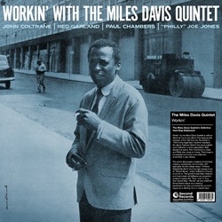 DAVIS MILES :  WORKIN' WITH THE MILES DAVIS QUINTET  (SECOND RECORDS)

�Workin� with the Miles Davis Quintet� del Miles Davis Quintet � senza dubbio un album jazz iconico che ha catturato l�essenza dell�era hard bop. Registrato nel 1956 durante leggendarie sessioni maratona, l�album presenta il primo grande quintetto di Davis formato da John Coltrane al sassofono tenore, Red Garland al pianoforte, Paul Chambers al basso e Philly Joe Jones alla batteria. Questa formazione � considerata una delle pi� influenti nella storia del jazz di tutti i tempi. �Workin� with the Miles Davis Quintet� mostra un equilibrio tra padronanza tecnica, spontaneit� ed emozione, con momenti salienti come il classico bebop �It Never Entered My Mind� e il blues ad alta energia di �Trane�s Blues�, dove brillano i virtuosistici assoli di Coltrane. L�interazione fluida e la brillantezza improvvisativa del quintetto sono particolarmente evidenti in brani come �Four� e �In Your Own Sweet Way�. �Workin� with the Miles Davis Quintet� non solo consolid� lo status di Miles Davis come visionario bandleader, ma anche l�eredit� del quintetto come forza determinante nel jazz moderno.