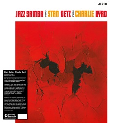 GETZ STAN / BYRD CHARLIE :  JAZZ SAMBA  (SECOND RECORDS)

Pubblicato nel 1962, �Jazz Samba� � nato dalla collaborazione del sassofonista tenore Stan Getz con il virtuoso di chitarra classica Charlie Byrd. Registrato a Washington, questo album rivoluzionario ha introdotto il pubblico americano alle sonorit� della bossa nova brasiliana: eleganti, ritmicamente sottili e infinitamente piacevoli da ascoltare. Con il grande successo �Desafinado� e le brillanti interpretazioni di �Samba de Uma Nota So (One Note Samba)� e �Luxo So�, i tempi rilassati e la bellezza melodica del disco hanno stabilito un nuovo standard per il cool jazz. Il timbro vellutato di Getz e l�articolato lavoro alla chitarra di Byrd hanno creato un mix senza tempo di raffinatezza e accessibilit�: un capolavoro frizzante che risuona ancora oggi a pi� di sei decenni di distanza dalla sua pubblicazione.